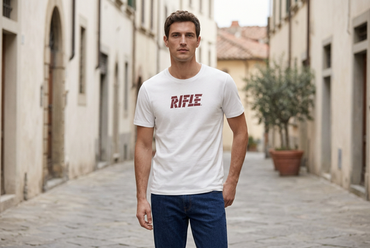 Modello con T-shirt bianca ispirata al capo Rifle del catalogo, in un contesto urbano. Immagine generata con AI.