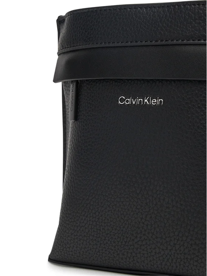Calvin Klein borsa a tracolla Flatpack in ecopelle martellata nero