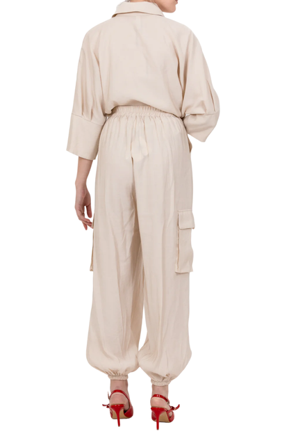 Tensione In pantaloni cargo con pinces beige chiaro