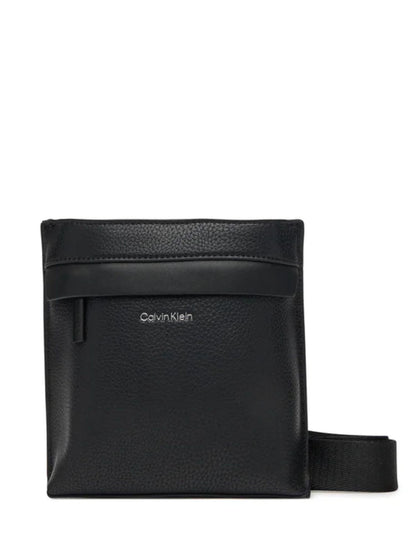 Calvin Klein borsa a tracolla Flatpack in ecopelle martellata nero