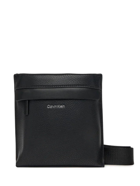 Calvin Klein borsa a tracolla Flatpack in ecopelle martellata nero